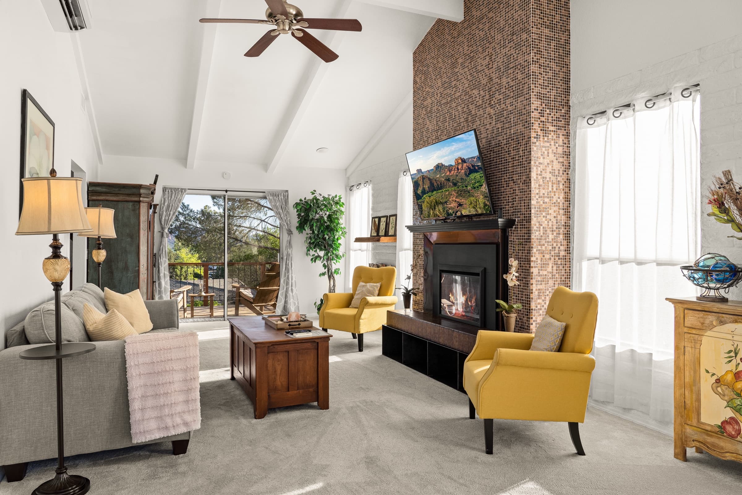 Panoramic Red Rock Retreat — Top floor — two balconies, plush king, panoramic views